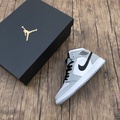 Air Jordan 1 Mid 'Smoke Grey' 男裝運動鞋 554724-092 淺煙灰色/黑色/白色