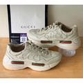 รองเท้า Gucci Rhyton Logo Leather Sneaker หนังลูกวัวสีงาช้าง-ดำ-น้ำเงิน สำหรับผู้ชาย