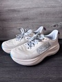 HOKA Skyflow 男女通用緩震路跑鞋