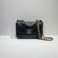 Chanel 19 Small 口蓋包 亮面小羊皮 菱格紋 金色銀色釕色金屬 旋轉扣環 黑色白色