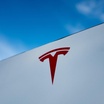 Định giá 1 nghìn tỷ đô la của Tesla chịu áp lực khi Musk tập trung vào chính trị gây ra biến động thị trường