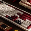 8BitDo Meluncurkan Keyboard Retro Ukuran Penuh dengan Desain NES dan Famicom Seharga $119.99