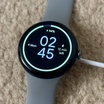 Tài liệu marketing rò rỉ của Google Pixel Watch 4 tiết lộ hệ thống sạc bên hông và cảm biến thế hệ 3