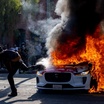 Robotaksi Waymo Dibakar dan Dirusak Selama Protes Anti-ICE di Los Angeles