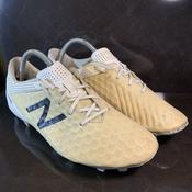 Sepatu bola deals new balance visaro