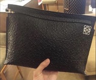 Loewe 黑色壓紋手拿包 T Pouch