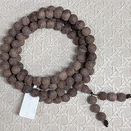 越南芽莊糖結紫奇楠沉香108珠脖掛～沉香中的極品。表面像掛上滿滿糖霜雪沙，初聞時帶有濃濃朱古力甜味、接著轉為濃郁的蜜甜香和乳香，尾韻則有涼意，且香氣持久且擴散力強。