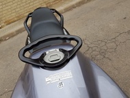 ฝาครอบถังเชื้อเพลิงแบบปรับแต่งได้พร้อมที่ยึดมือสำหรับผู้โดยสารหลัง ชิ้นส่วนอะไหล่ตกแต่งรถจักรยานยนต์