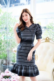 🖤🖤➿C L O T H : เดรสลายขอดำทรงสอบ แขนยกแขน คอปกสูทอกมีกระดุม3เม็ด ทรงสอบชายย่น สีดำอัดกาว