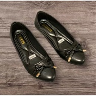 Latest women's flats // work shoes // elegant, contemporary flats