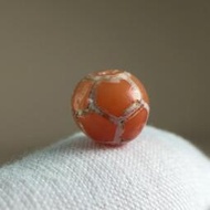 千年鑲蝕紅玉髓足球珠，尺寸8*8.8mm。鑲蝕紅玉髓，二期珠4840