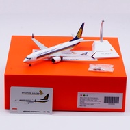 โมเดลเครื่องบิน Singapore Airlines Boeing 737-8Max สัมฤทธิ์ 1/200