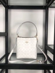 🎀Brand New Free Shipping💙Coach 2312  Town Bucket小號水桶包｜Color 白色｜Size 20x22x11 cm💙配件全齊適合送禮 嚴格檢測貨品絕對完美 