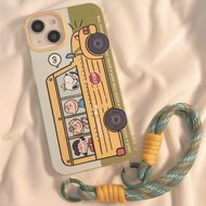 การ์ตูน Snoopy Bus Case สำหรับ iPhone14Promax เคสมือถือสีเขียวสำหรับ iPhone13 กระเป๋าใส่หูฟังสามเหลี่ยมสีเขียว จี้กระเป๋าสำหรับ iPhone12promax เคส Snoopy น่ารักสำหรับ iPhone11
