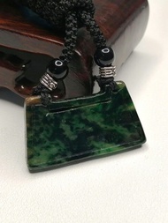 翡翠A貨【花青鎖牌】 
花青料，大小38.3x21.9x4.9mm，花青色飄辣綠，顏色較深。仿古鎖牌外型。寓意鎖住健康，鎖住財富。玉件無紋無裂，品相完好，佩兩孔式掛繩。馬年賀歲超值價$399