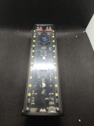 可拆卸兩萬毫安培行動電源帶Led燈，採全新日本進口松下21700電池，支援22.5瓦快充，可拆卸機殼，電池和行動電源靈活應用，旅行露營遠門必備。電池乃全新松下平頭21700電池，安全看得見，真實容量電