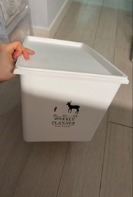 白色收納膠箱有蓋可收納生活用品，衣物，清潔用品，廚房碗碟，零食等。