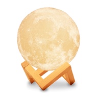 RYBACK โคมไฟ โคมไฟพระจันทร์ ชาร์จแบตได้ ฟรีฐานไม้รอง 3D Moon Light โคมไฟดวงจันทร์ 3มิติ ระบบสัมผัส ปรับสีเหลือง-ความสว่างได้ โคมไฟรูปทรงดวงจันทร์