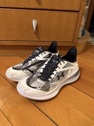 Under Armour 跑鞋