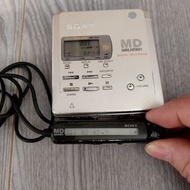 SONY MZ-R55正常可以用,MD播放機,包括線控及,充電池1粒。