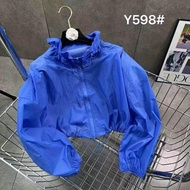 Jaket pendek wanita yang ringan ini bernafas dan sejuk, dengan reka bentuk yang melangsingkan badan,