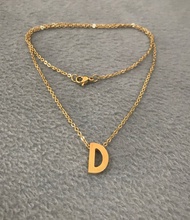 Lan’z Kalung Liontin Huruf D Kecil Titanium Anti Karat ( emas)