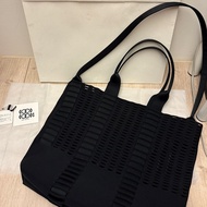 ISSEY MIYAKE GOOD GOODS 鏤空托特包／黑色