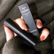 Chanel Boy De Chanel lip balm 3g ลิปบาล์ม  ให้ความชุ่มชื้นได้โดยไม่ทำให้ปากดูมันวาว ให้ริมฝีปากดูสุขภาพดีเป็นธรรมชาติ