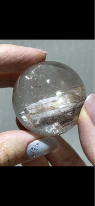 全新 稀有銀鈦柱銀兔毛輝銻礦水晶球 39.5mm  銀鈦水晶球 銀髮水晶球 銀髮晶 黑銀鈦 銀鈦晶 髮晶球 鈦晶球 天然水晶 手串 手鏈 晶簇 晶鎮 水晶球 能量柱 水晶柱 水晶擺設 買滿HK$100