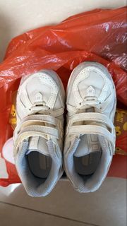 New Balance 兒童運動鞋