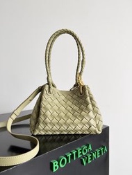 💕折扣 💕 超夯爆款溫柔鼠尾草綠BV經典編織小號降落肩背包 | Bottega Veneta Parachute Small Intreccio Woven Shoulder Bag|