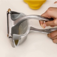Manual fruit juicer