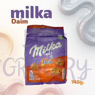 Milka Daim Snax ช็อกโกแลตนม Milka เคลือบชิ้น คาราเมลกรอบ Daim และ คอร์นเฟลกกรุบกรอบ น้ำหนัก 145 กรัม
