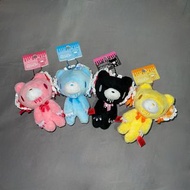 全新 日本正版 TAITO 限定 Gloomy 暴力熊 蕾絲 吊飾 掛飾 公仔 景品 流血 Y2K 掛件 鎖匙扣 掛袋 毛公仔 格仔紋 黑暗 黑色 絲帶 蝴蝶結 黃色 淺藍色 白色 黑色 粉紅色