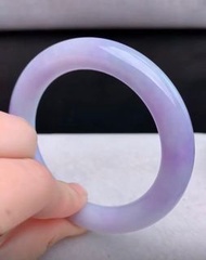 緬甸翡翠A貨紫羅蘭手鐲圈口55-56 緬甸天然A貨翡翠 冰糯種紫羅蘭  正裝圓條玉手鐲 圈口：55.7- 10.8mm 重量：63.20 g