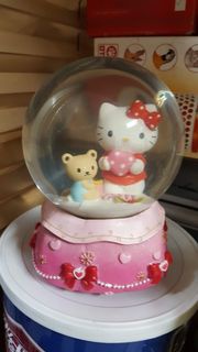 hello kitty 水晶球音樂盒 水晶球旋轉音樂盒 天空之城音樂盒 新品價1400