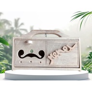 Bird lure box, bird lure box, bird lure box for carrying bird lures