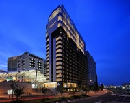 THE SINGULARI HOTEL & SKYSPA