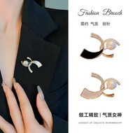 Brooch Female High-End Temperamentfrench styleDesign Sense C Letter Pin Suit Exquisite Corsage Blaze