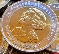 เหรียญ 10 บาท สองสี 100 ปี แห่งวันราชสมภพ สมเด็จย่า ปี 2543 สภาพไม่ผ่านใช้(ราคาต่อ 1 เหรียญ พร้อมใส่ตลับใหม่อย่างดี)