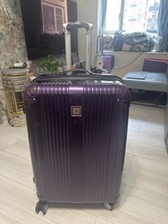 紫色硬殼行李箱連密碼鎖