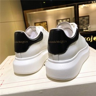 2023รองเท้ากีฬา McQueen ส้นหนาอเนกประสงค์รองเท้ากีฬาสีขาวขนาดเล็กรองเท้าหนังผู้หญิงรองเท้าลำลองใหญ่4