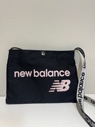 【NEW BALANCE 】經典LOGO粉色休閒包(肩背包/斜背包/休閒包/NB包)
