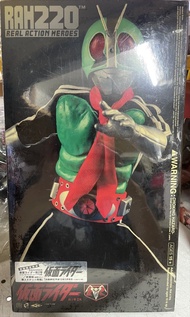 Medicom Toy 出品的 RAH220DX 假面騎士新1號 1/8 比例可動人偶。