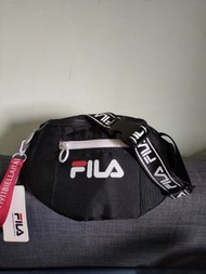 義大利百年品牌FILA簡約加厚的腰包，也是世界前三大運動品牌，主要以網球、滑雪、高爾夫、瑜珈、賽車等運動相關產品的開發。 明快大膽的設計風格及高雅氣質和獨特的產品功效，使FILA在國際頂尖運動品牌中風