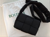 原價$13900 BV Bottega Veneta Padded Tech Cassette Small Cross Body shoulder bag Black 斜孭袋