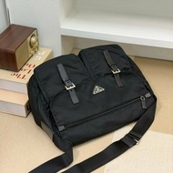 （送男友首選🖤🖤）🏷Prada 普拉達．尼龍郵差包