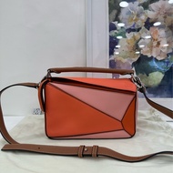 Loewe 羅意威 puzzle小號 24cm底長。