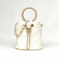 CHANEL 珍珠圓環手柄鏈條水桶包白色牛皮晶片開金扣肩背包