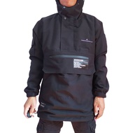 Jaket Parasut Pria Hitam dengan Hood dan Kantong Depan